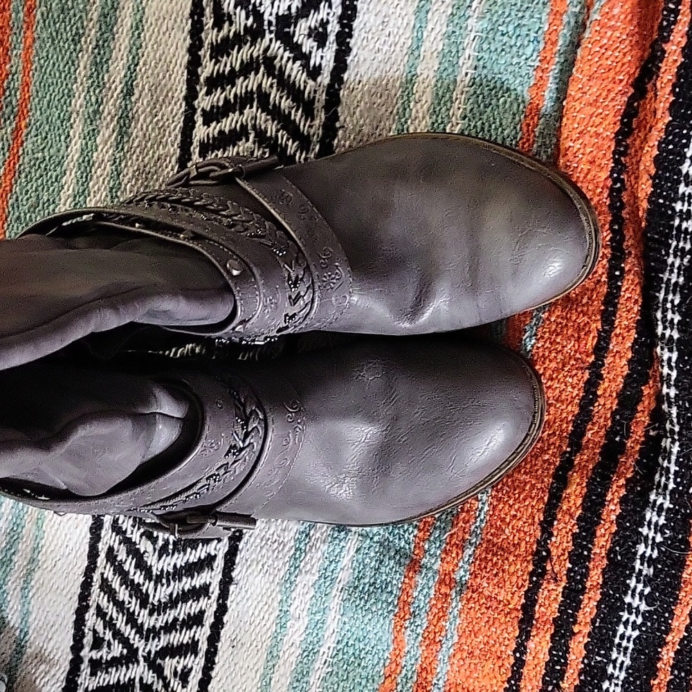 Awesome party boots. SO gray tall boots - Picture 4 of 7
